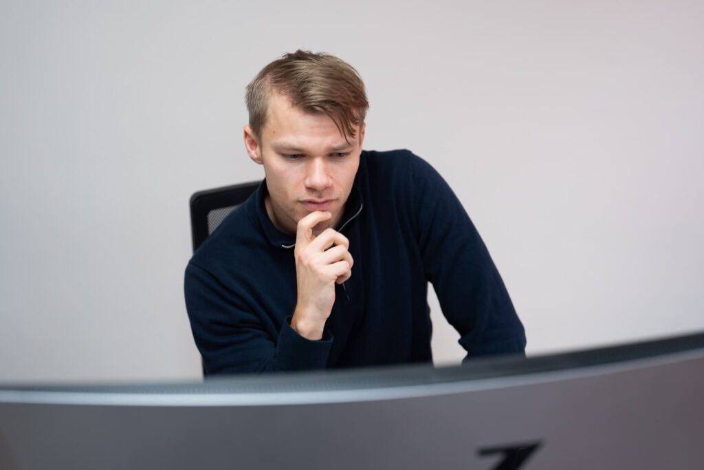 The employee analyses the feedback using AI Text Analysis.